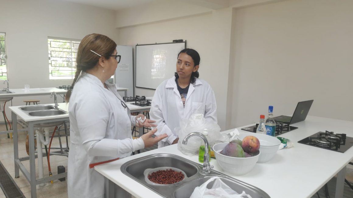 Estudiante boliviana realizó pasantía en la FCA/UNA