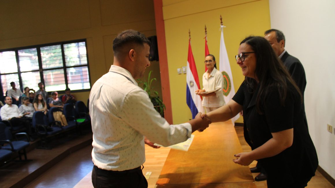 Acto de entrega de certificados del 51° Curso Nacional de Apicultura en la FCA/UNA