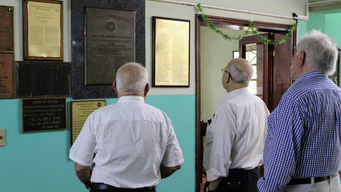 Descubrimiento de placa conmemorativa de la promoción de 1970 en la FCA/UNA
