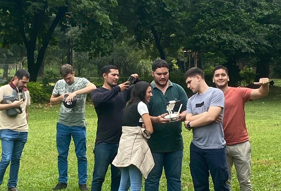 Estudiantes y profesionales recibieron capacitación sobre uso de drones en la agricultura