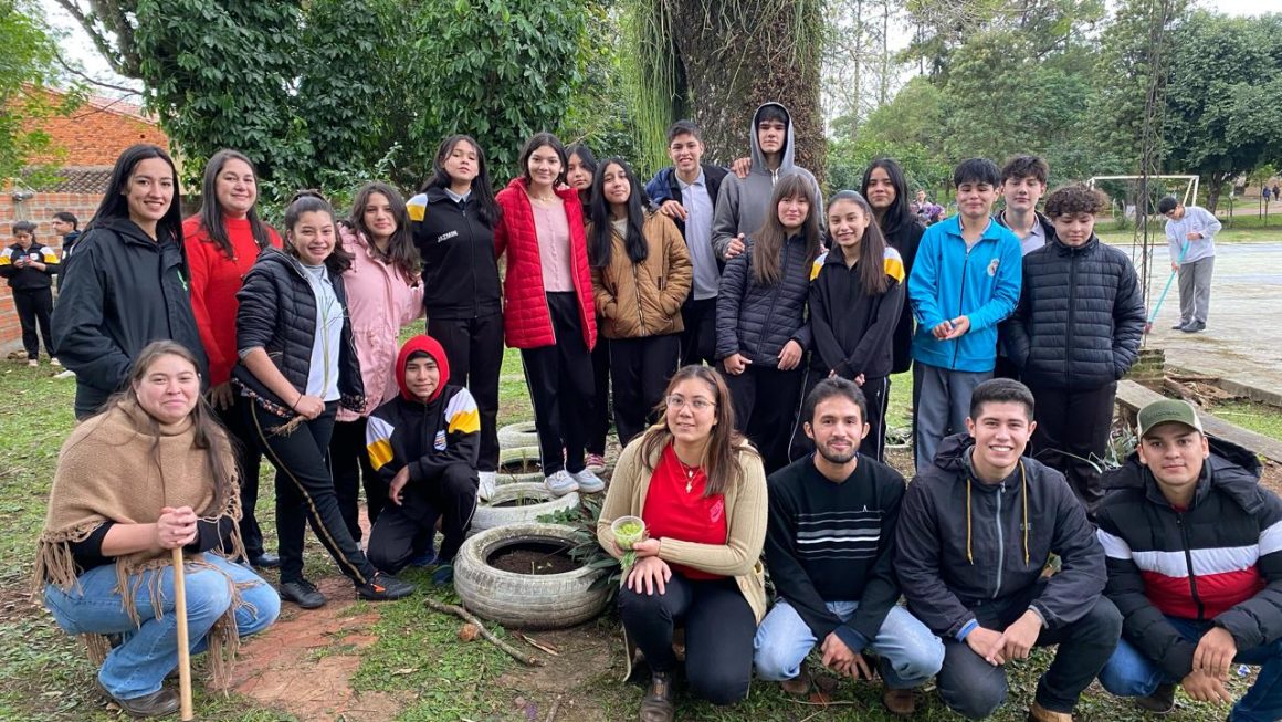 Alumnos de colegio parroquial de Caazapá preparan huertos con apoyo de docentes y estudiantes de la FCA/UNA