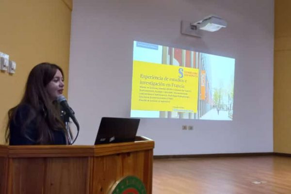 Docentes comparten experiencias de estancias de investigación en el exterior