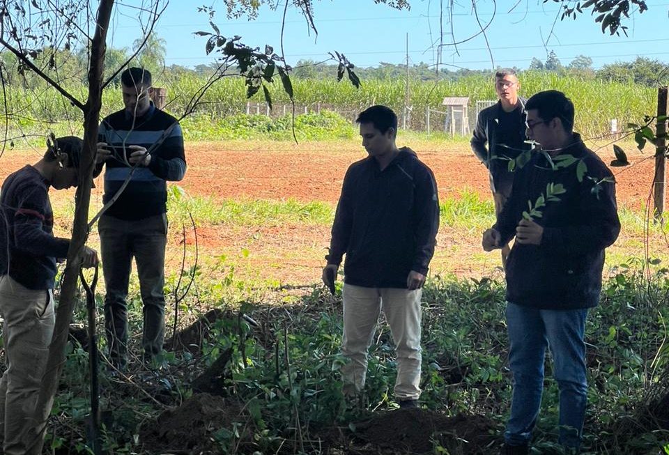 Estudiantes de la FCA/UNA aprendieron a enriquecer reserva de bosque nativo degradado en Caazapá