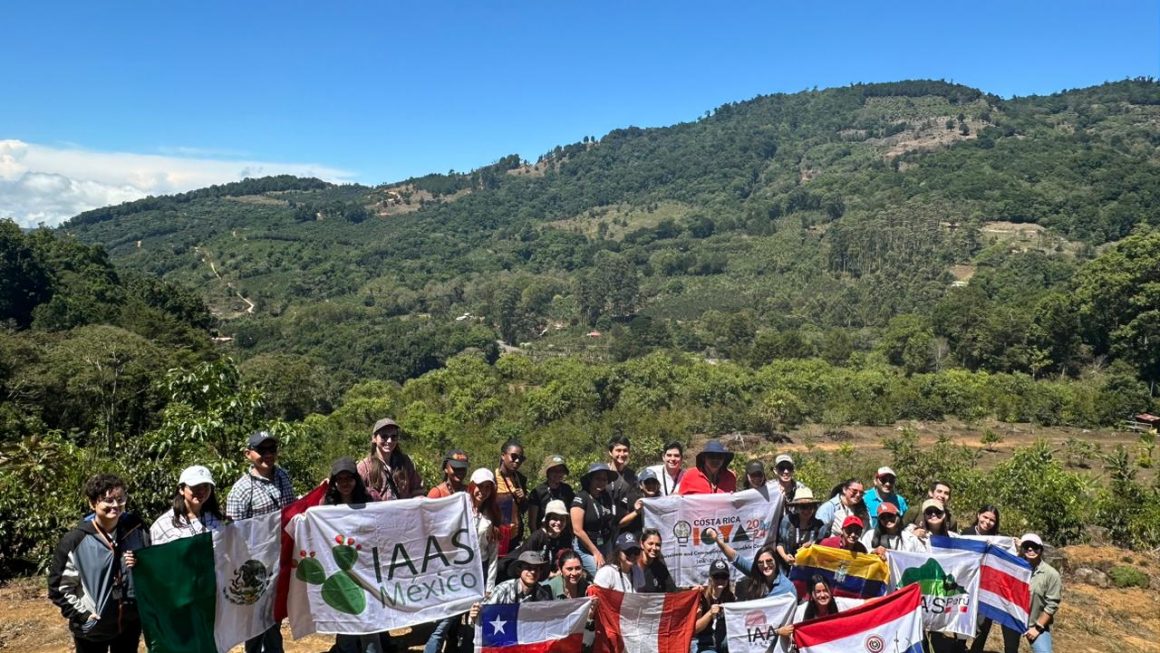 Estudiante y egresada de la FCA/UNA participan en conferencia internacional desarrollada en Costa Rica