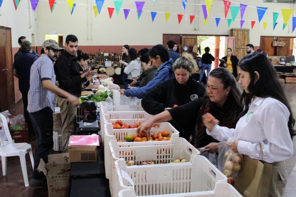 Jornada festiva en feria de Emprendedores en la FCA/UNA