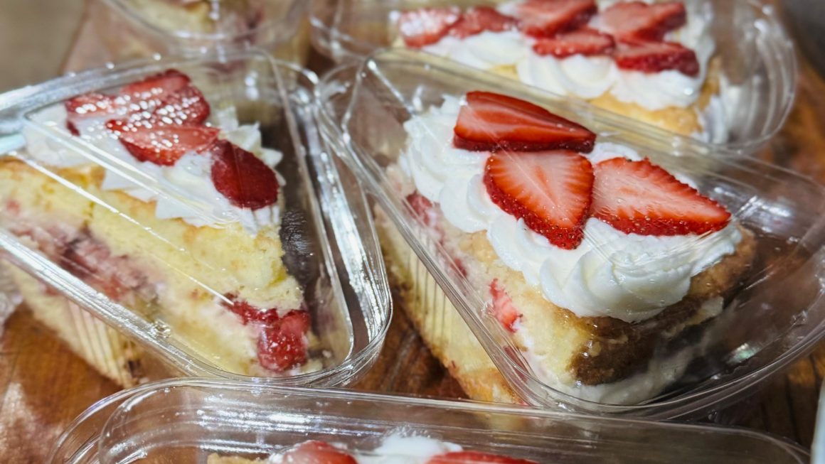 Una colorida y deliciosa feria de frutillas en la FCA/UNA Filial San Pedro