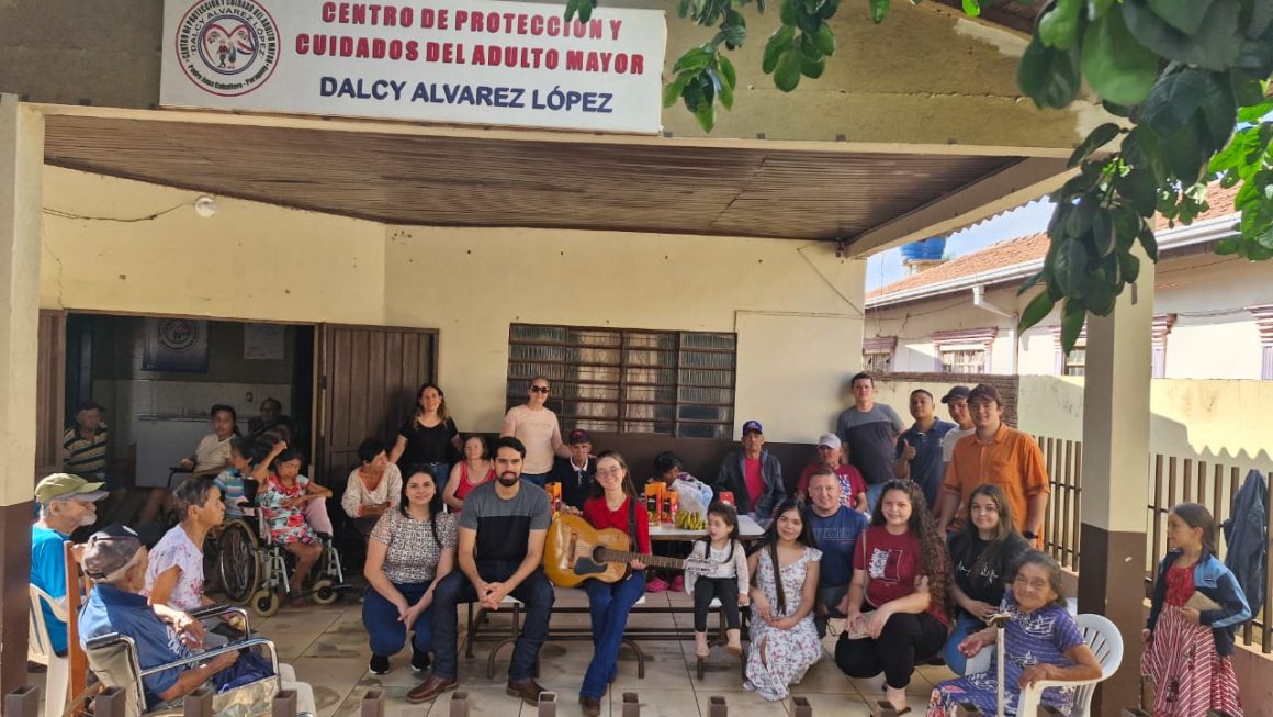 Estudiantes y docentes de la FCA/UNA brindaron momentos de alegría a residentes de un hogar de ancianos de PJC