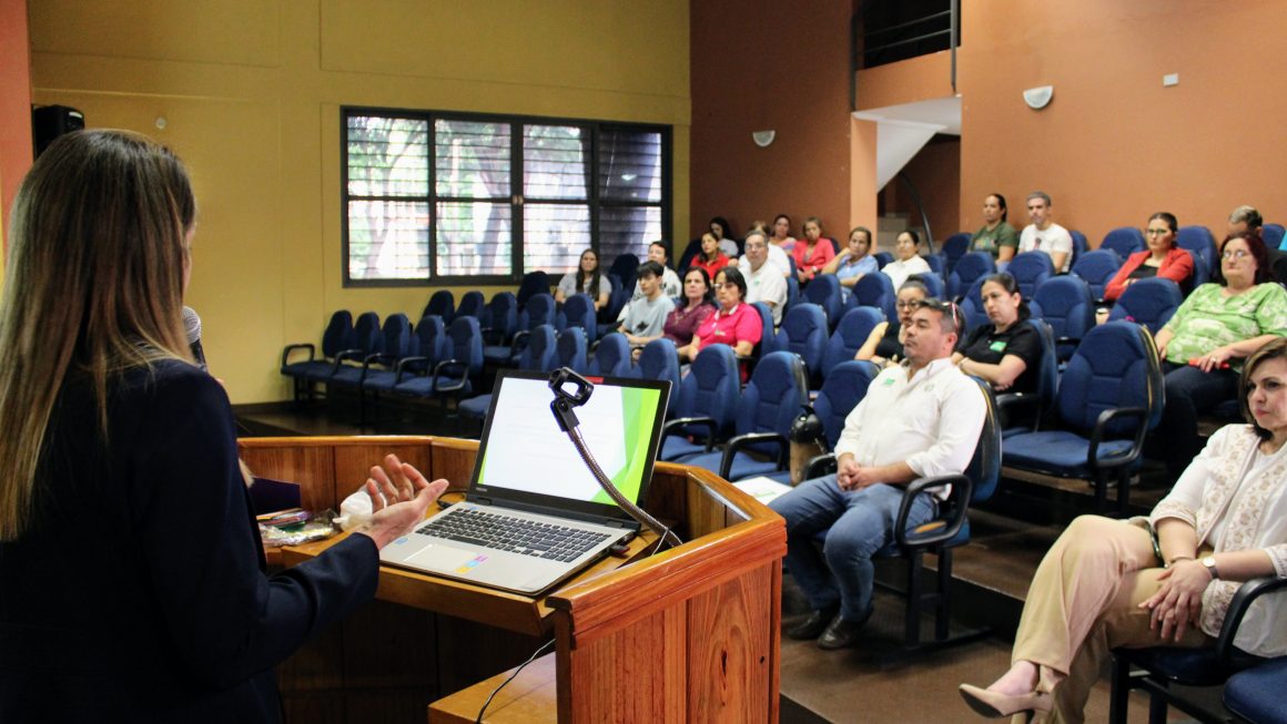 FCA/UNA fomenta hábitos saludables en conversatorio especial