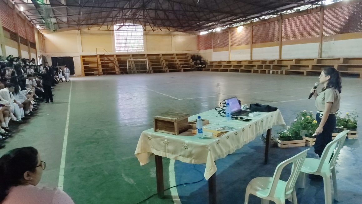 Charla educativa de la FCA/UNA sobre abejas reúne a estudiantes del tercer ciclo en Ñemby