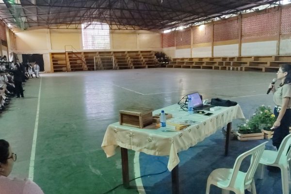 Charla educativa de la FCA/UNA sobre abejas reúne a estudiantes del tercer ciclo en Ñemby