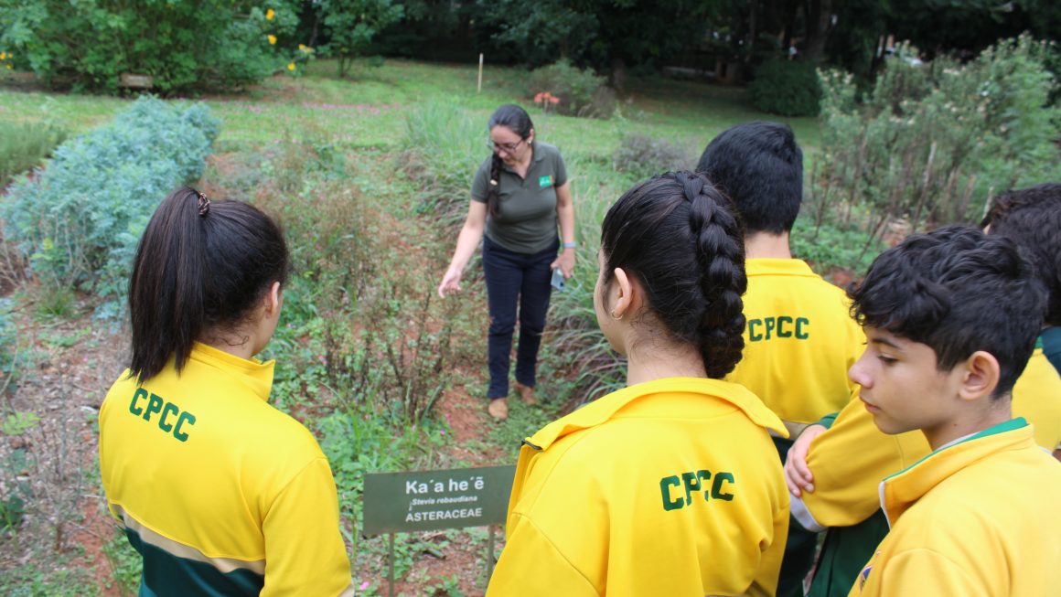 Visita educativa sobre plantas medicinales en la FCA/UNA