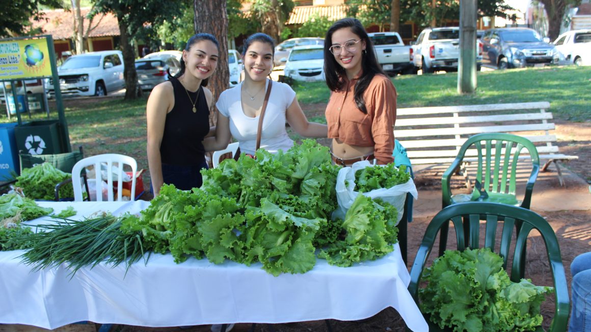 Emprendedores y comunidad se unen en la IX Feria de la FCA/UNA en homenaje al mes patrio