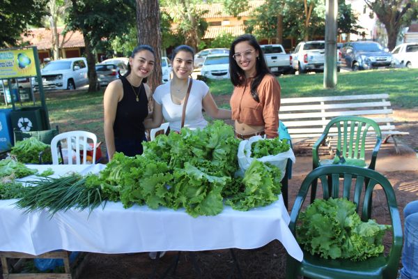 Emprendedores y comunidad se unen en la IX Feria de la FCA/UNA en homenaje al mes patrio