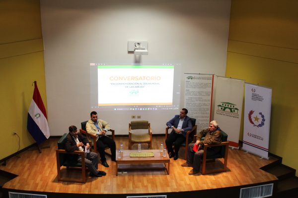 Conversatorio por el Día Mundial de las Abejas en la FCA/UNA