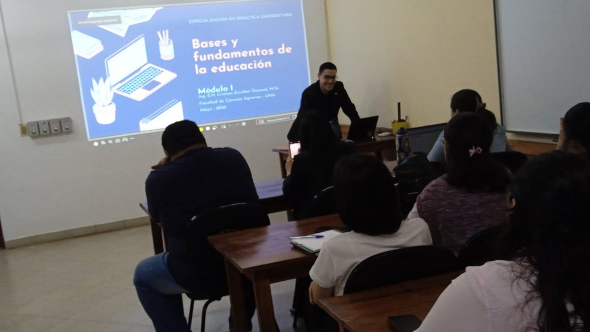 Acto de Bienvenida a los Estudiantes del Programa de Especialización en Didáctica Universitaria – FCA/UNA, Casa Matriz