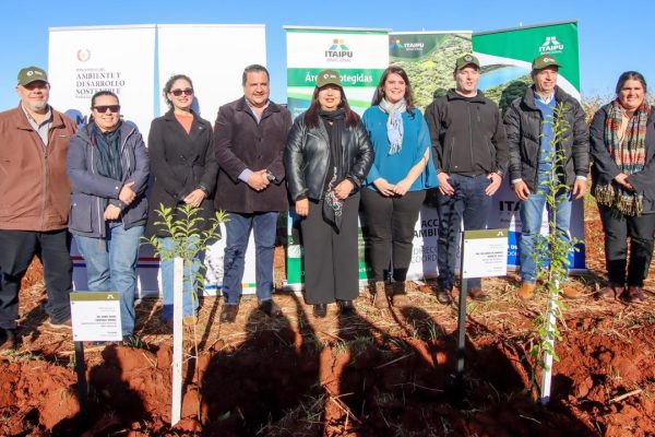 La FCA/UNA acompañó visita oficial a zonas de restauración forestal junto al Ministro del Ambiente