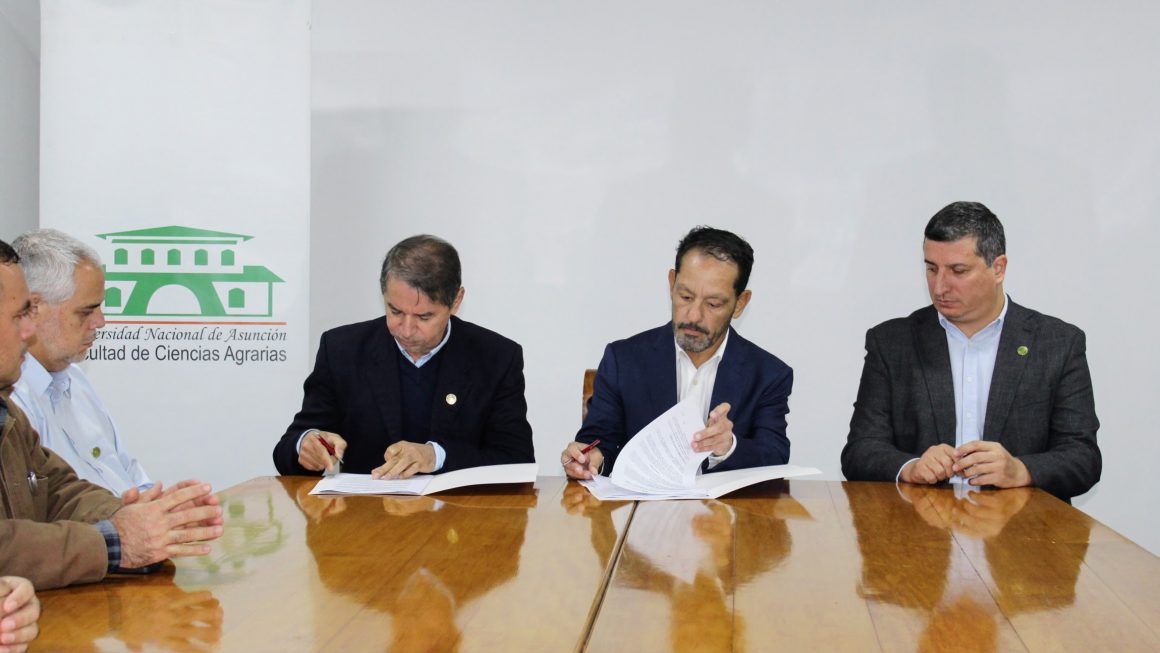 FCA/UNA firma convenio con empresa forestal
