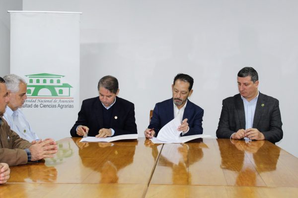 FCA/UNA firma convenio con empresa forestal
