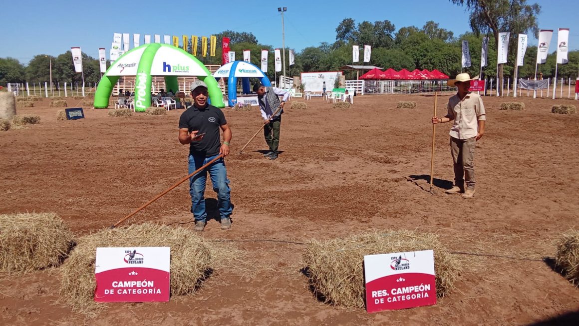 Estudiantes de la FCA/UNA Filial Boquerón apoyaron la Expo Rodeo Neuland 2025