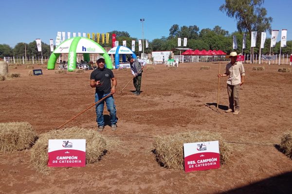 Estudiantes de la FCA/UNA Filial Boquerón apoyaron la Expo Rodeo Neuland 2025
