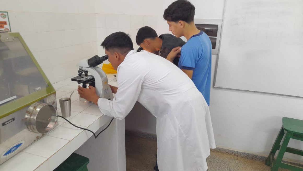 Estudiantes conocen la microbiología con el apoyo de la FCA/UNA