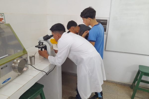 Estudiantes conocen la microbiología con el apoyo de la FCA/UNA