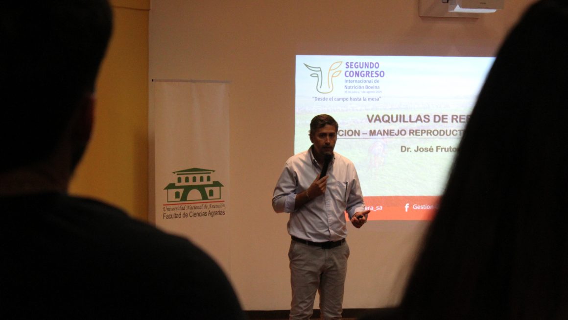 Charla sobre recría y selección de vaquillas en la FCA/UNA