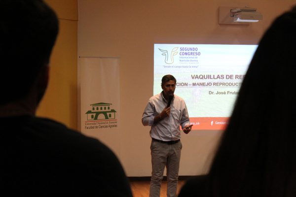 Charla sobre recría y selección de vaquillas en la FCA/UNA