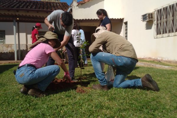 Mediante Proyecto de Extensión, la FCA/UNA impulsa huerto frutal en Casa de Retiros