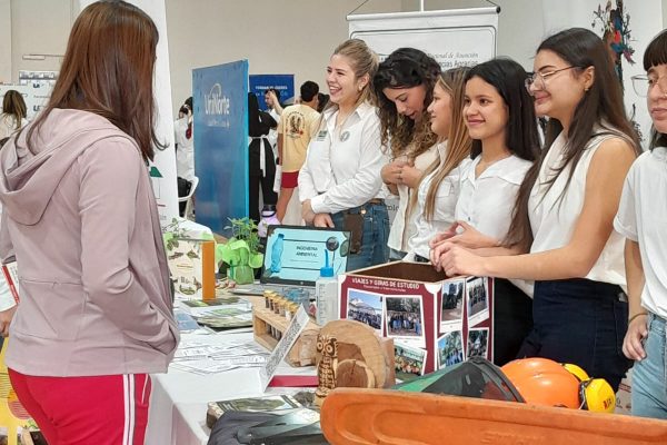 FCA/UNA participó en la Expo Carreras del Colegio Internacional de Asunción