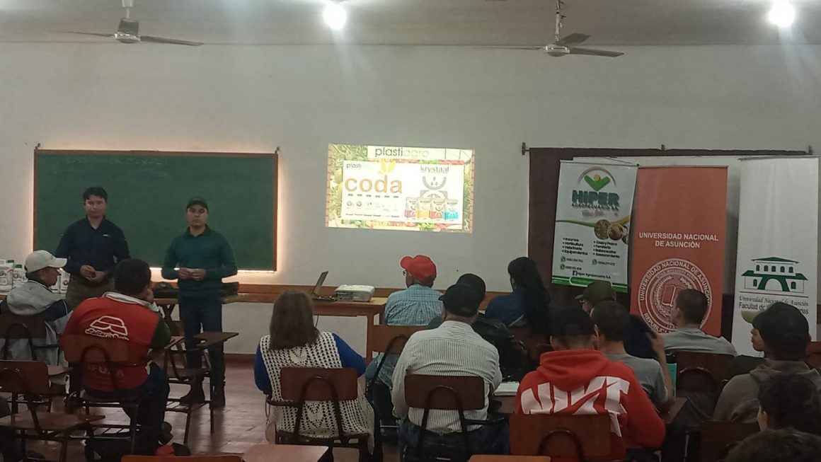 Formación para estudiantes y productores en Técnicas de Fertilización del Tomate