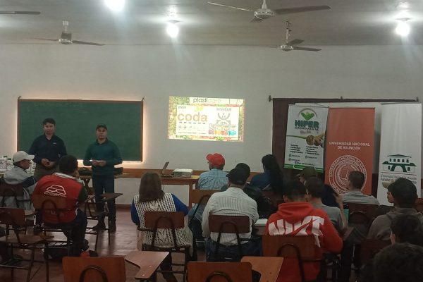 Formación para estudiantes y productores en Técnicas de Fertilización del Tomate