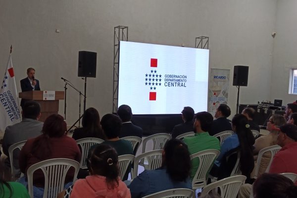 FCA/UNA apoya a 150 productores de frutilla junto a la Gobernación del Departamento Central