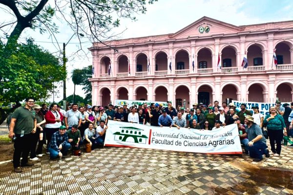 La FCA/UNA se sumó a la movilización en el marco del debate de la Reforma de la Caja Fiscal