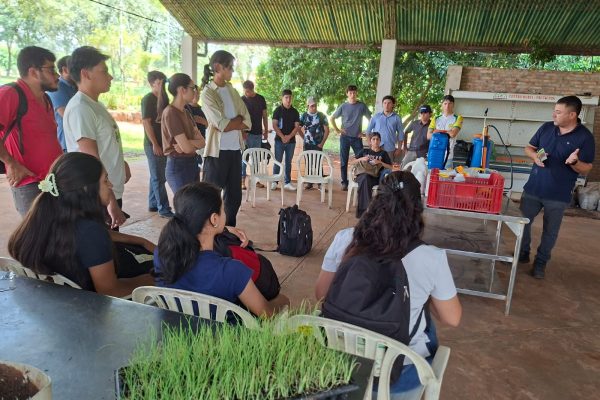 Se realizó charla técnica sobre producción y manejo de cebolla en la FCA/UNA
