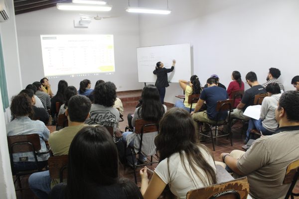 Estudiantes de la Carrera de Ingeniería en Ecología participaron del taller de socialización de los procesos de Autovaloración y Actualización del Plan de estudios