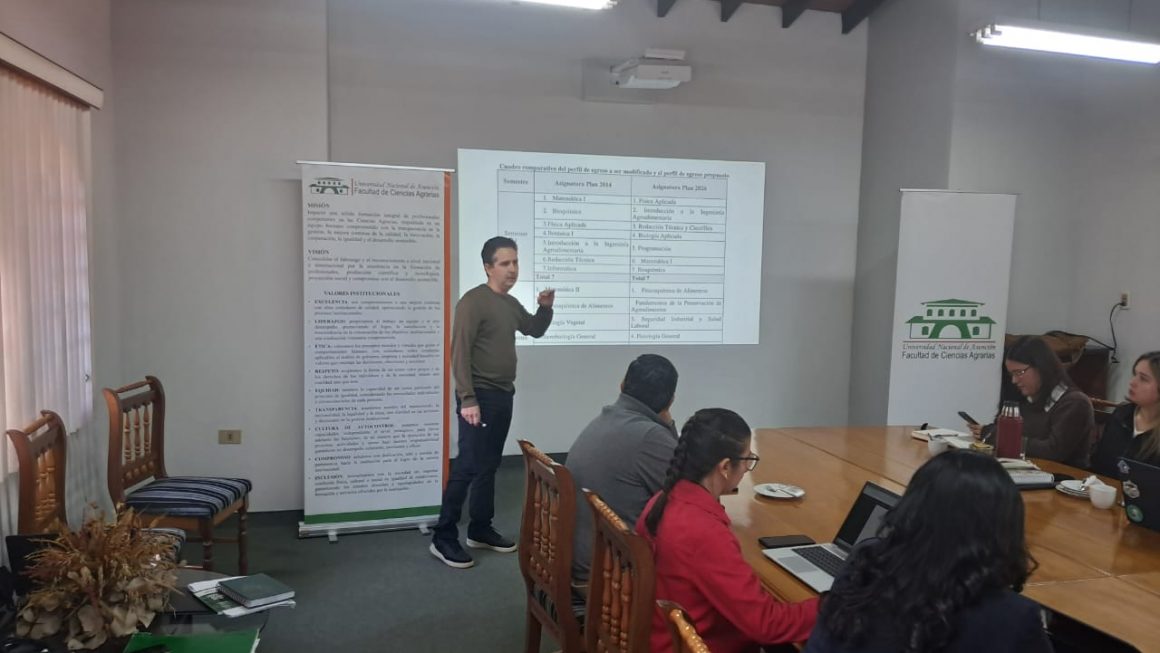 Presentan actualización de proyectos académicos de las carreras de grado para el Segundo Periodo Académico 2026