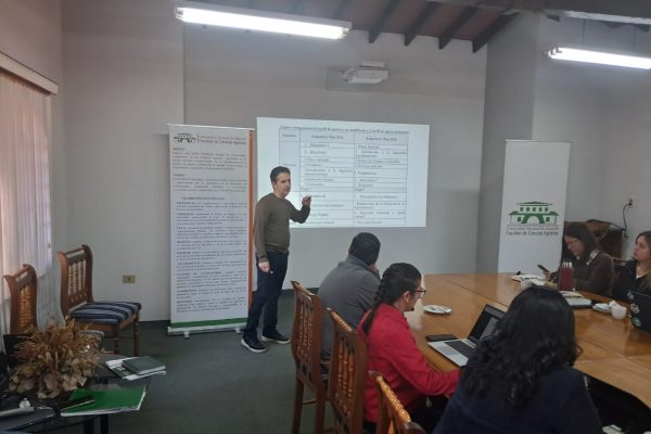 Presentan actualización de proyectos académicos de las carreras de grado para el Segundo Periodo Académico 2026