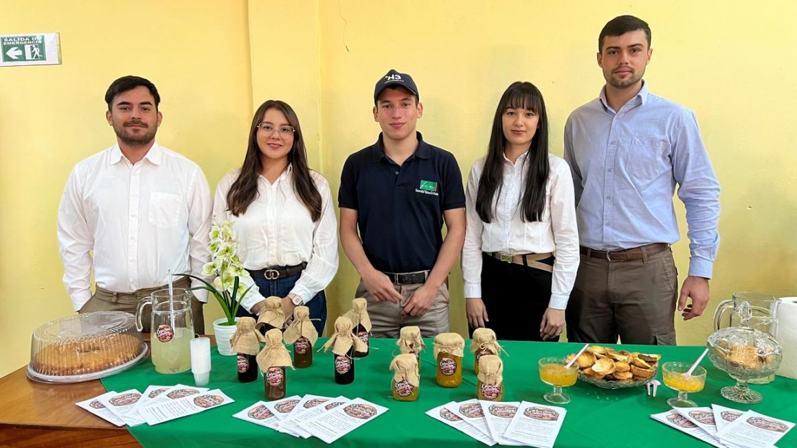 IV Edición de la Feria de Productos Frutihortícolas “Intercambiando Saberes” en la Filial Caazapá
