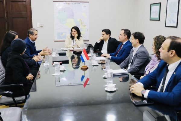 FCA/UNA y representantes ante la UNESCO analizan oportunidades para fortalecer la investigación científica