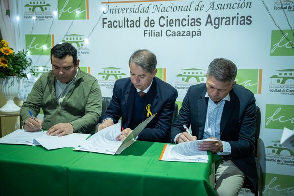 La FCA/UNA firmó convenios de cooperación interinstitucional con Agromáquina S.A. y la Cooperativa Ycua Bolaños Ltda.