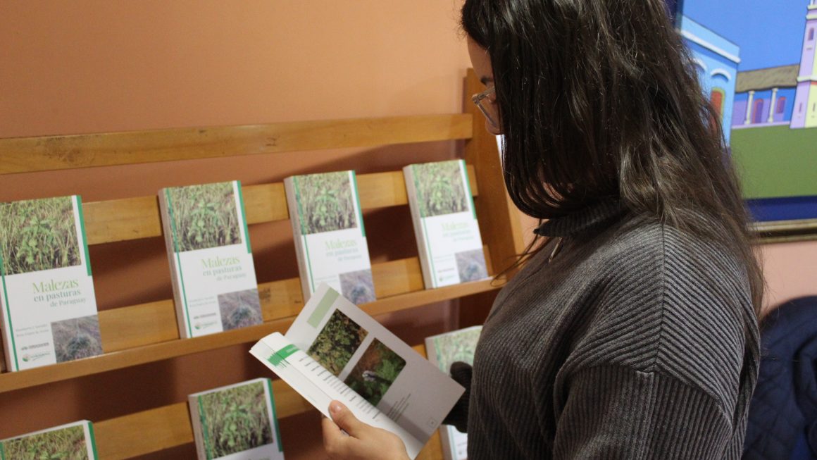Presentaron el libro “Malezas en pasturas de Paraguay” en la FCA/UNA