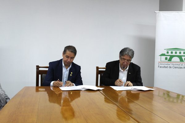 La FCA/UNA firmó convenio con la empresa Silvipar S. A.