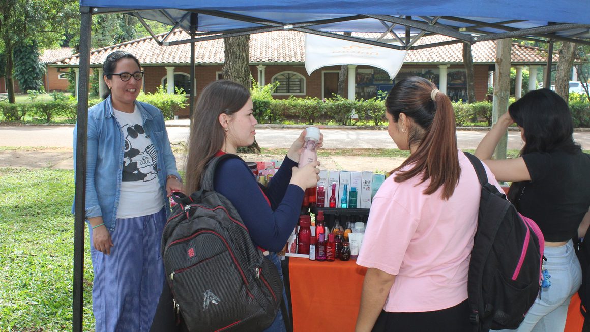 Emprendedores ofertaron productos en la 12° Feria Solidaria de la Carrera Ingeniería en Ecología Humana de la FCA/UNA