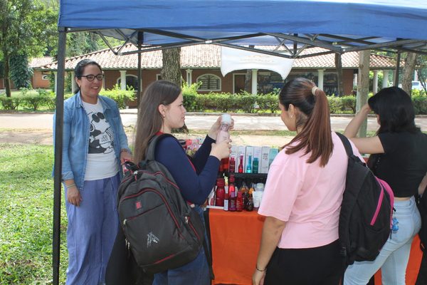 Emprendedores ofertaron productos en la 12° Feria Solidaria de la Carrera Ingeniería en Ecología Humana de la FCA/UNA